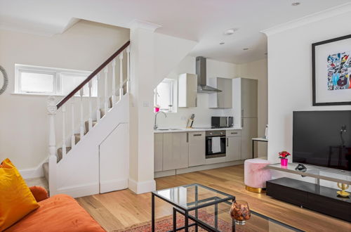 Photo 3 - Modern 3-bed 2-bath House in Belgravia