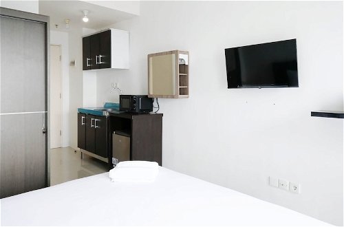Photo 16 - Comfy And Modern Studio (No Kitchen) At Orchard Supermall Mansion Apartment
