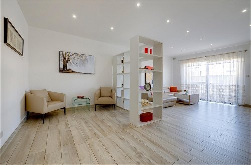 Photo 4 - Stylish 3 Bedroom Holiday Apartment in St Julian s