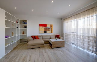 Photo 3 - Stylish 3 Bedroom Holiday Apartment in St Julian s
