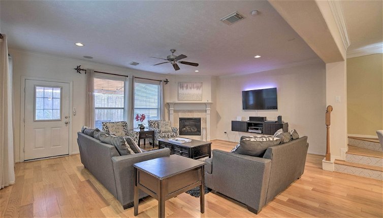 Photo 1 - 2,500 Sq Ft Townhome - Walk to Central River Oaks
