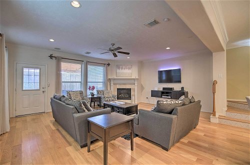 Photo 1 - 2,500 Sq Ft Townhome - Walk to Central River Oaks
