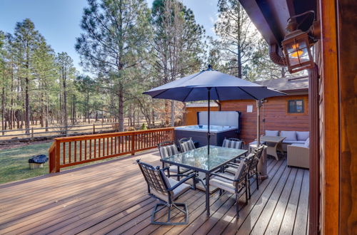 Foto 35 - Pinetop Cabin: Hot Tub, Deck, Grill, & Game Room