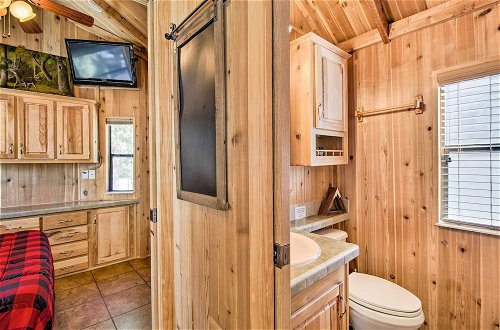 Foto 14 - Cozy Cabin Vacation Rental in Lakeside