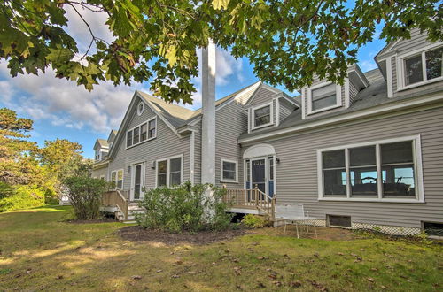 Foto 23 - Expansive Beachfront Retreat w/ Outdoor Shower