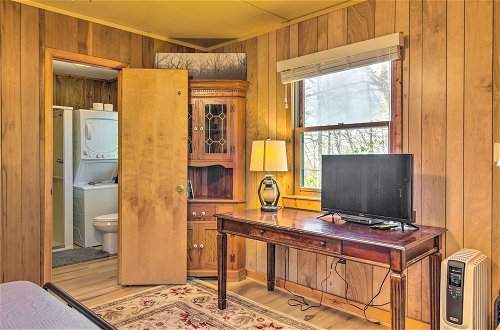 Foto 10 - Peaceful Spruce Pine Cabin on 8 Acres w/ 2 Decks