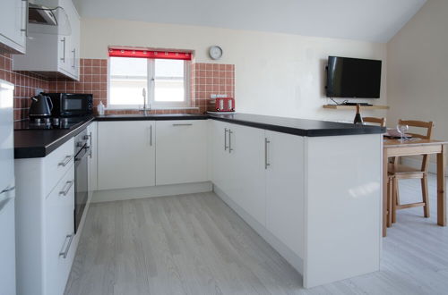 Photo 8 - Bluebird - 2 Bedroom Apartment - Pendine