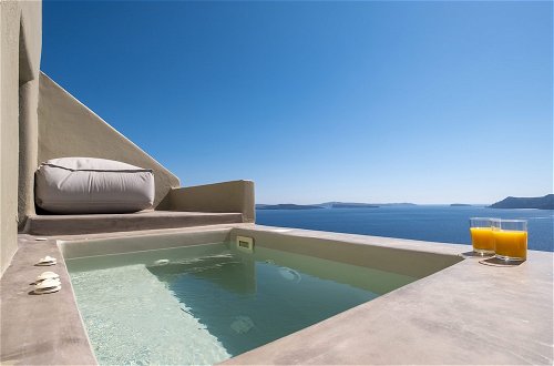 Photo 46 - SantorOia Luxury Suites