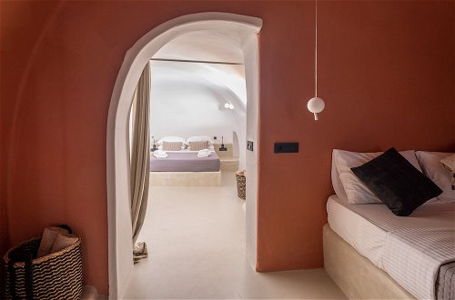 Photo 10 - SantorOia Luxury Suites
