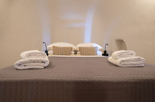 Photo 3 - SantorOia Luxury Suites