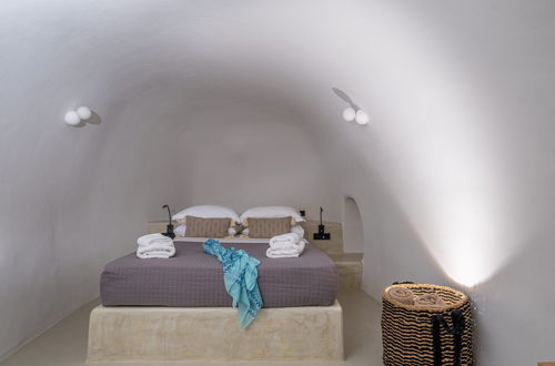 Photo 19 - SantorOia Luxury Suites