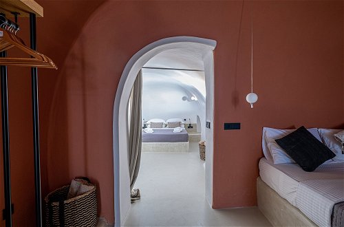 Photo 7 - SantorOia Luxury Suites