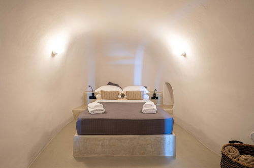 Photo 2 - SantorOia Luxury Suites