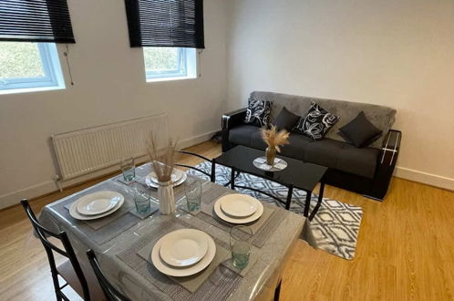 Photo 10 - Cosy & Sleek 1BD Flat - Mile End