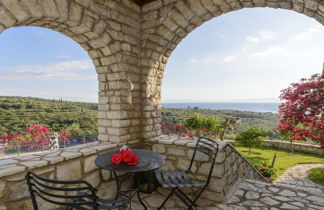 Foto 2 - Poolside Castle Panoramic Seaview Retreat