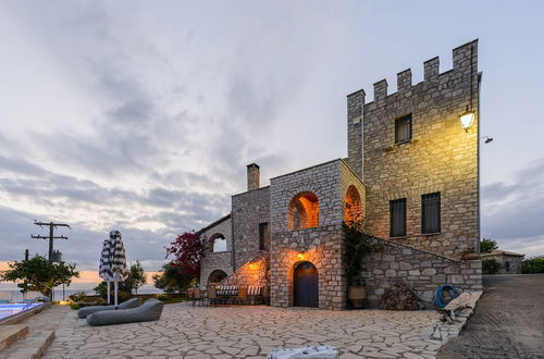 Foto 44 - Poolside Castle Panoramic Seaview Retreat