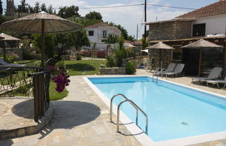 Foto 3 - Roxani Farmhouse Getaway With Pool