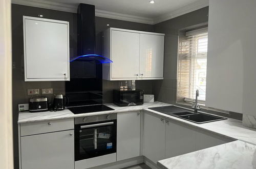 Photo 12 - Modern Executive 2-bed Apartment in London