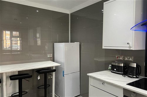 Photo 13 - Modern Executive 2-bed Apartment in London