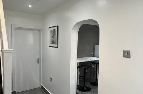 Photo 31 - Modern Executive 2-bed Apartment in London