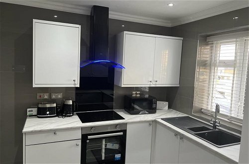 Photo 14 - Modern Executive 2-bed Apartment in London