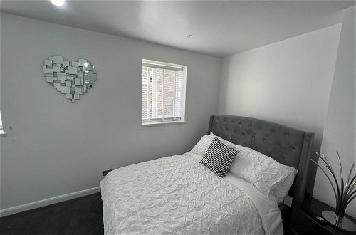 Photo 2 - Modern Executive 2-bed Apartment in London