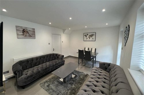 Photo 17 - Modern Executive 2-bed Apartment in London