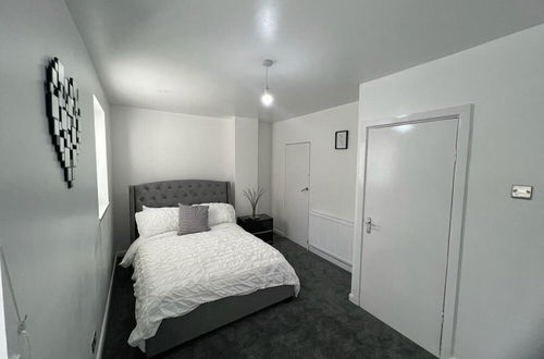 Photo 8 - Modern Executive 2-bed Apartment in London