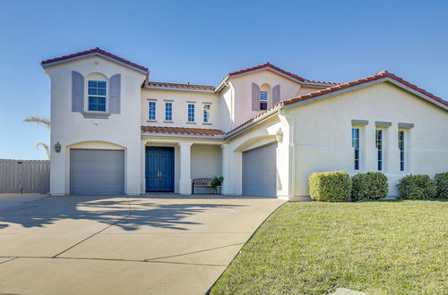 Photo 14 - Spacious Fallbrook Home w/ Pool & Putting Green