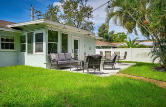 Foto 3 - Sunny Sarasota Home w/ Private Yard & Fire Pit