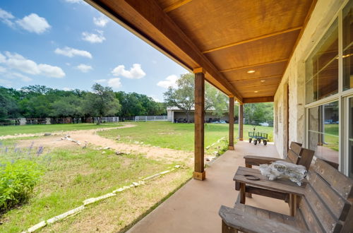 Foto 20 - Spicewood Ranch Cabin w/ Deck, Barn Access