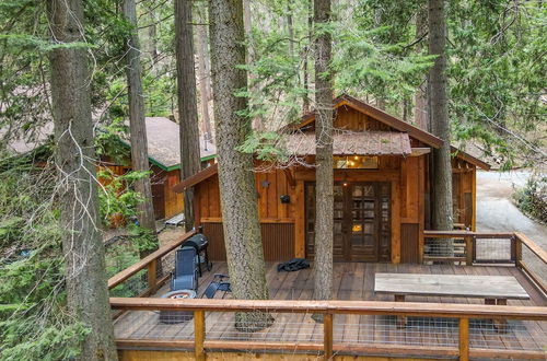 Foto 4 - Enchanting Creekside Cabin Near Kings Canyon Park