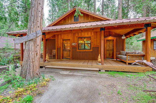 Photo 23 - Enchanting Creekside Cabin Near Kings Canyon Park