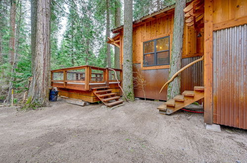 Photo 26 - Enchanting Creekside Cabin Near Kings Canyon Park