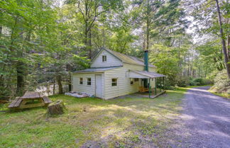 Foto 3 - Serene Centre Hall Cabin w/ Stream On-site