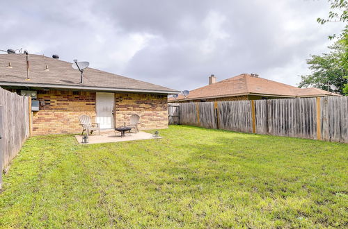 Foto 22 - Waxahachie Townhome w/ Fire Pit - Near Downtown