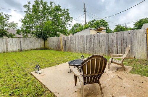 Foto 12 - Waxahachie Townhome w/ Fire Pit - Near Downtown