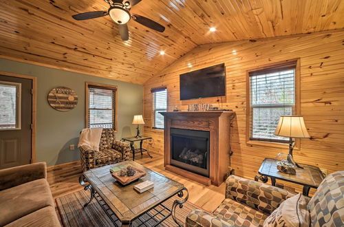 Foto 4 - Cozy Waverly Cabin w/ Fireplace & Deck