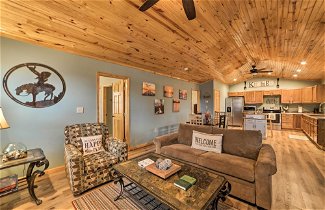 Foto 3 - Cozy Waverly Cabin w/ Fireplace & Deck