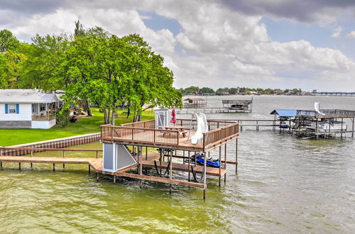 Foto 9 - Lakefront Mabank Retreat w/ Dock + Boat House