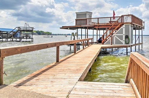 Foto 2 - Lakefront Mabank Retreat w/ Dock + Boat House