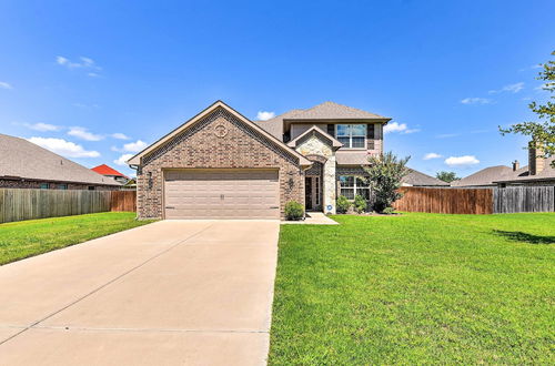 Photo 10 - Spacious Ennis Home w/ Swim Spa & Theater