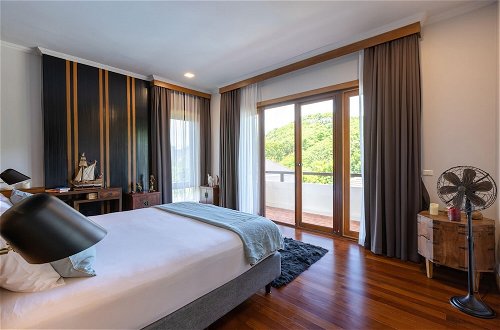 Photo 13 - Large 7 Bed Luxury Villa on Golf Course