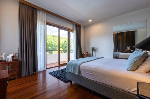 Photo 9 - Large 7 Bed Luxury Villa on Golf Course