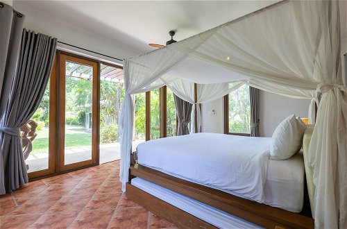 Photo 12 - Large 7 Bed Luxury Villa on Golf Course