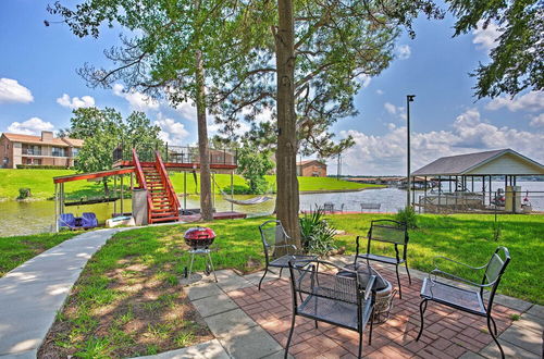 Foto 12 - Spacious Waterfront Getaway w/ Deck, Patio & Dock