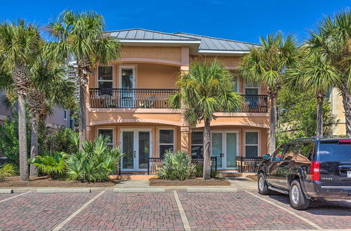 Foto 10 - Bright & Modern Townhome: Steps to Miramar Beach