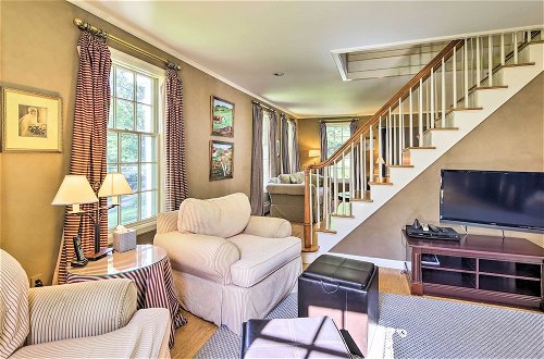 Foto 5 - Lovely Brookfield Home W/private Deck & Views