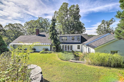 Photo 35 - Lovely Brookfield Home W/private Deck & Views