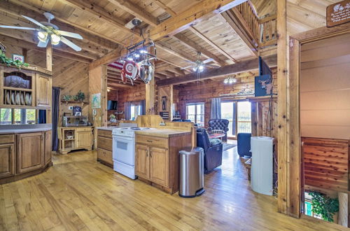 Foto 17 - Spacious Cabin on Dale Hollow Lake W/hot Tub